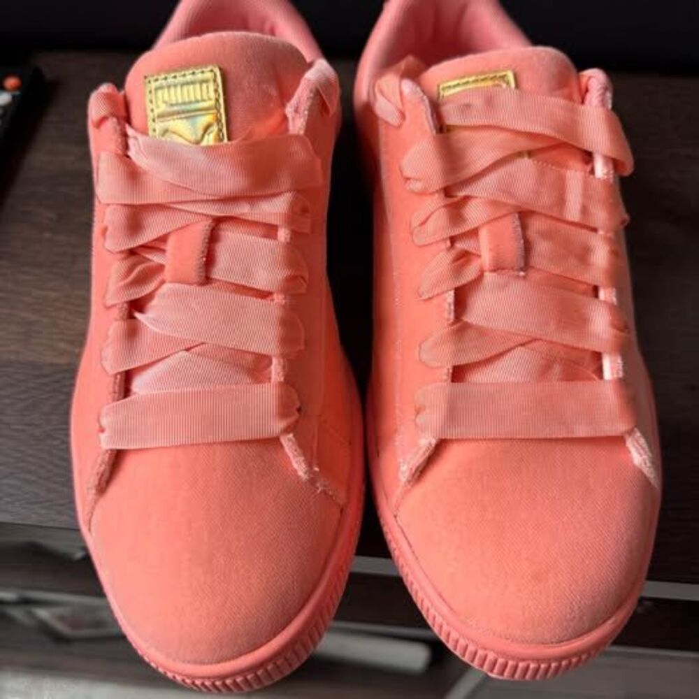 NEW IN BOX Puma Velour Sneakers Girls size 5 - Picture 4 of 8